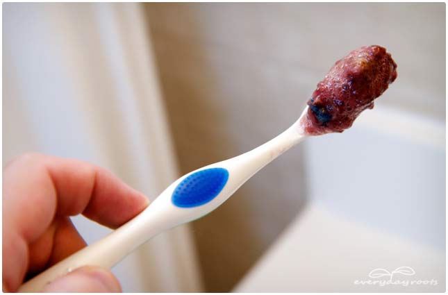 usingstrawberrytowhitenteeth